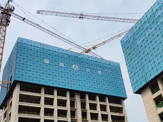 Self-climbing scaffolding for buidling construction project